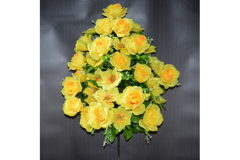 Букет зі штучних троянд та жовтців №53